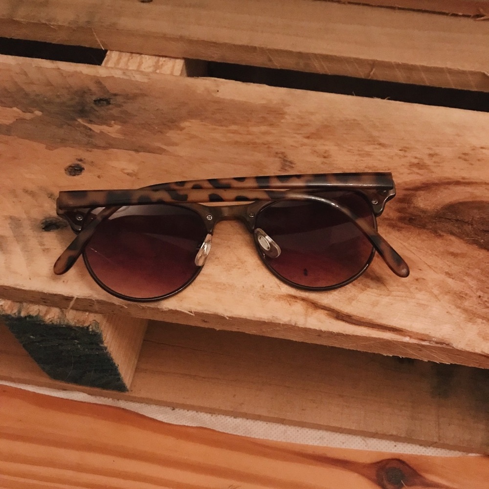 Tortoise shell patterned sunglasses - Picture 2 of 4